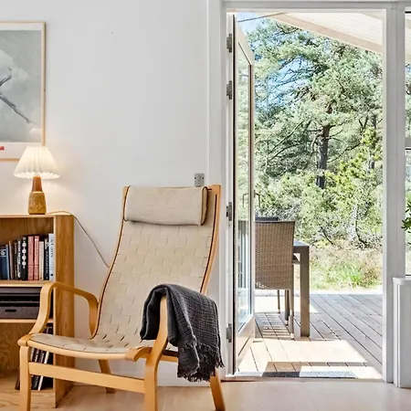 3 Bedroom Beautiful In Aakirkeby
